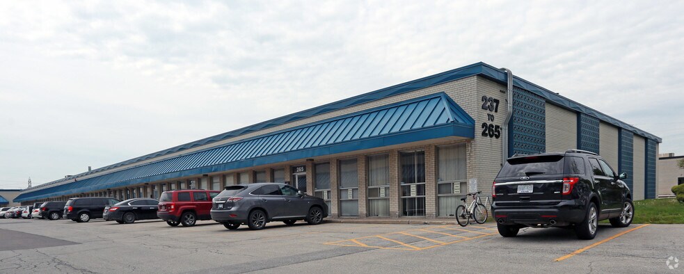 237-265 Norseman St, Toronto, ON à louer - Photo du bâtiment - Image 2 de 10
