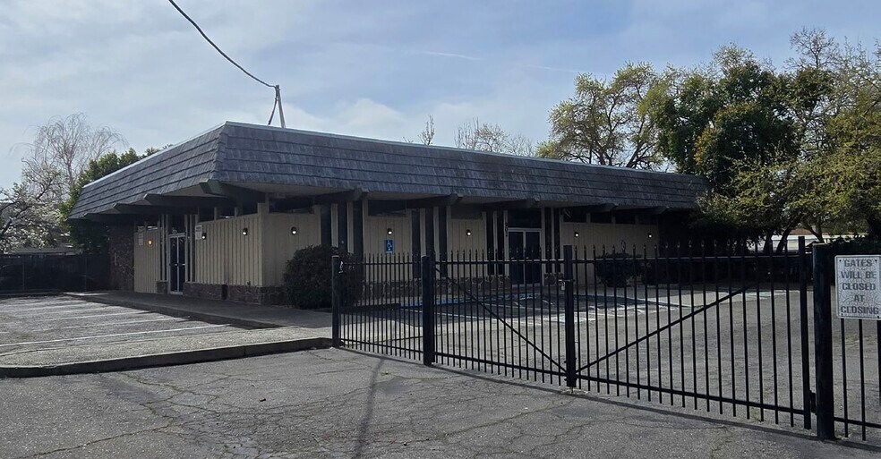 902 Oak Ln, Rio Linda, CA à vendre - Photo du bâtiment - Image 2 de 7