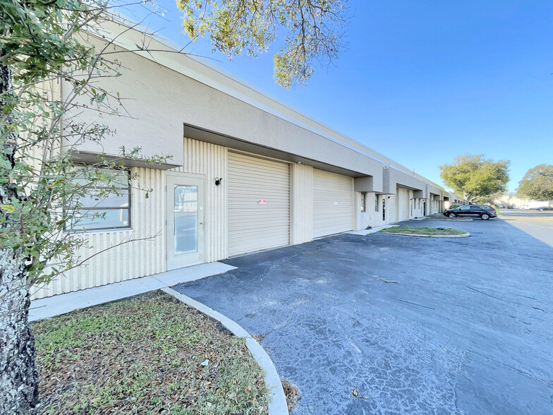 2960 Horseshoe Dr S, Naples, FL for lease - Building Photo - Image 1 of 3