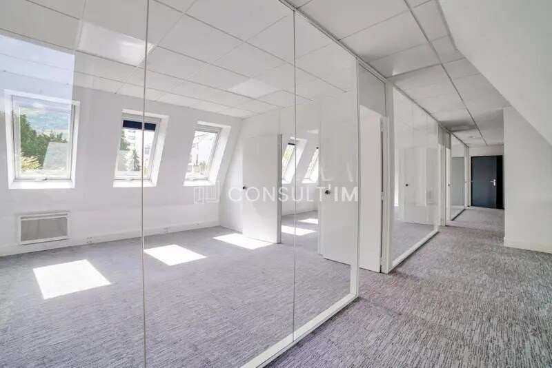 Office in Courbevoie for lease Interior Photo- Image 1 of 7