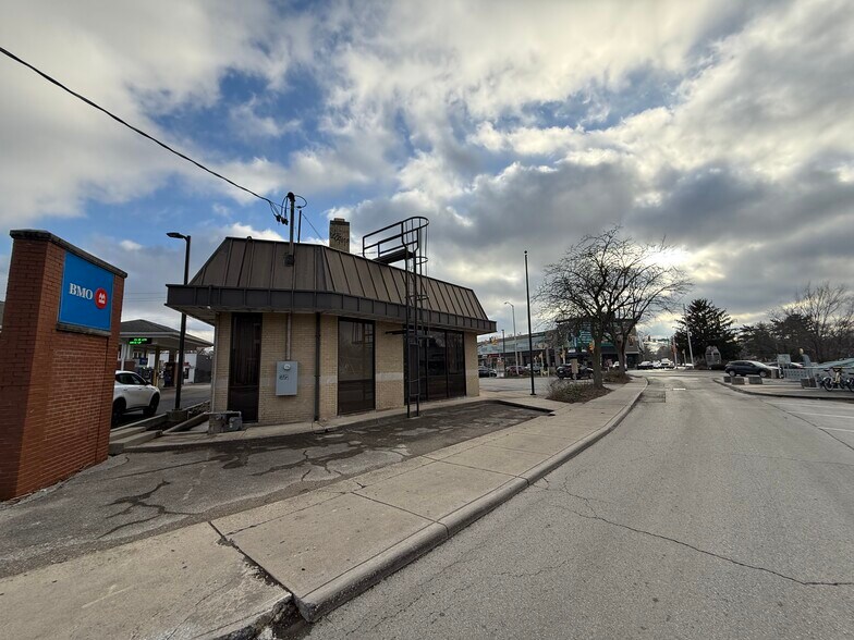 706 Broad Ripple Ave, Indianapolis, IN à louer - Photo du bâtiment - Image 3 de 5