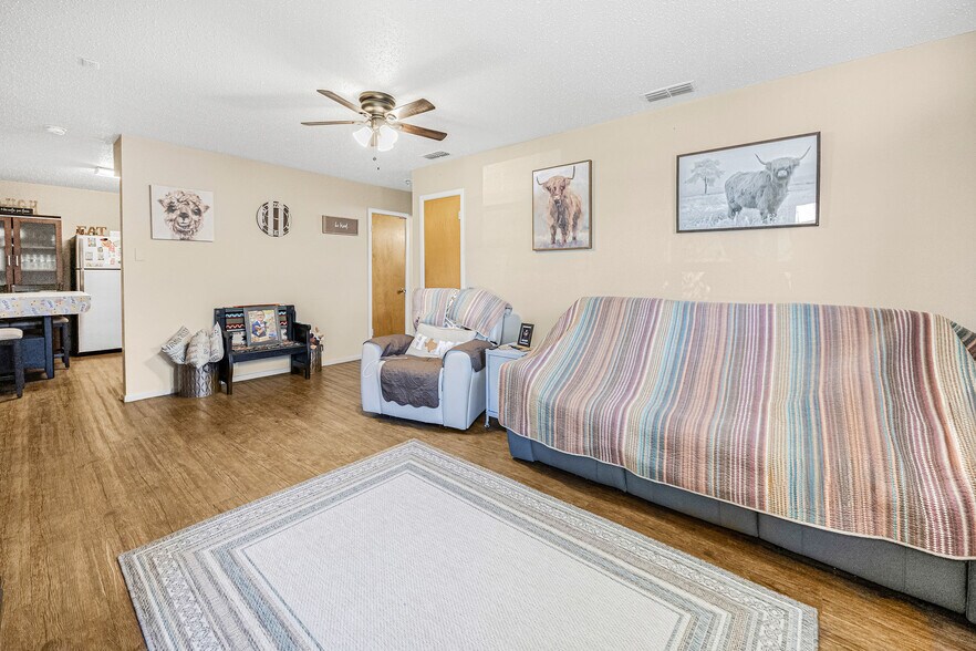 501-524 Plaza Dr, Slaton, TX à vendre - Photo du bâtiment - Image 3 de 56