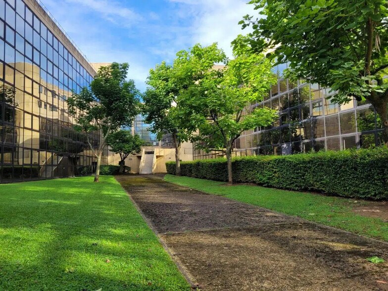 Office in Lognes for lease - Building Photo - Image 2 of 8