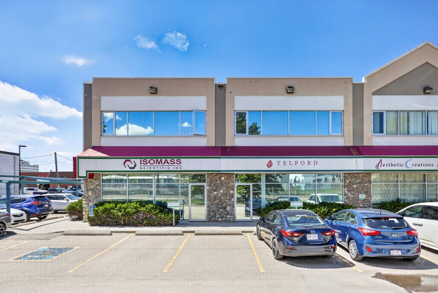 5700 1st St SW, Calgary, AB à vendre - Photo du bâtiment - Image 1 de 43