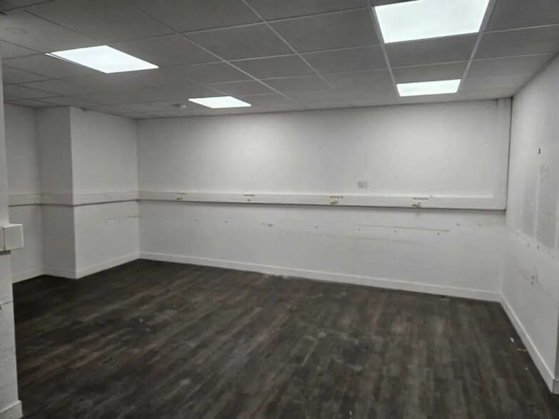 Flex in Vanves for lease - Building Photo - Image 2 of 33