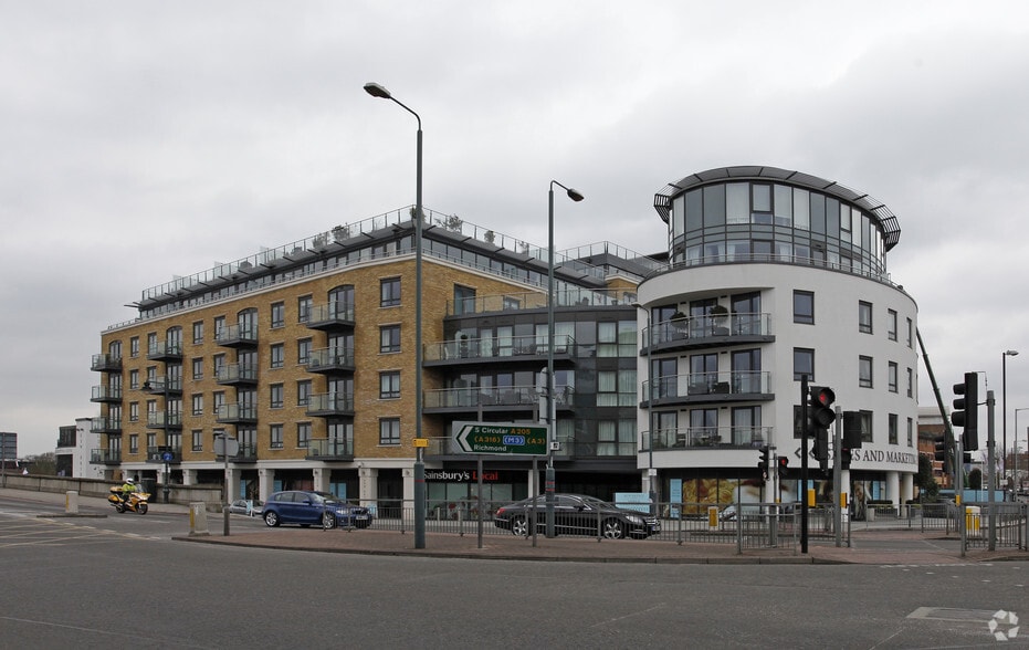 Kew Bridge Rd, Brentford for lease - Primary Photo - Image 1 of 9