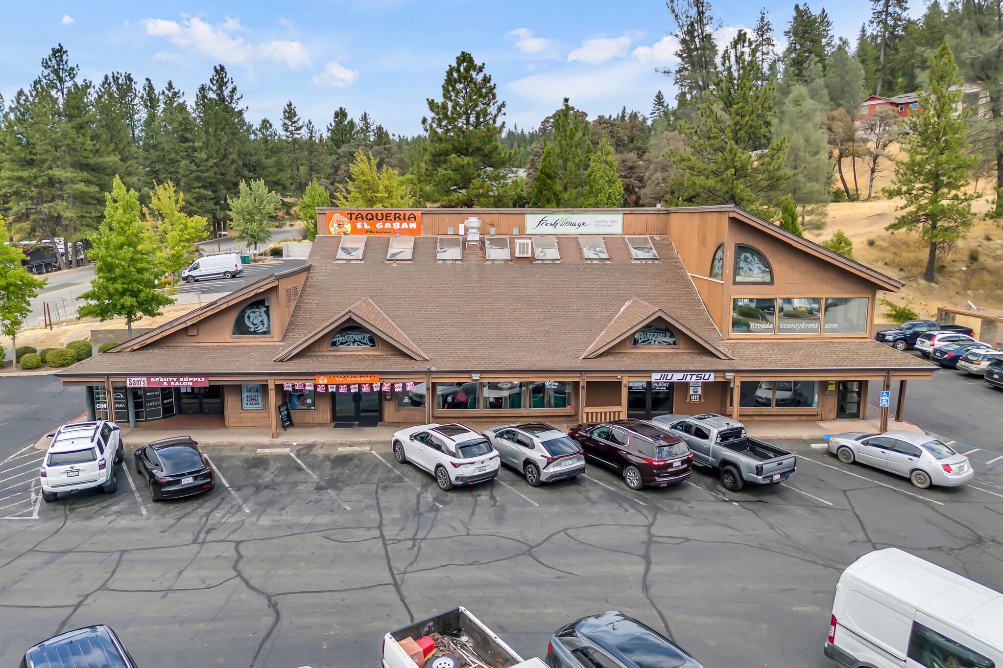 1035-1043 Sutton Way, Grass Valley, CA for sale Primary Photo- Image 1 of 43