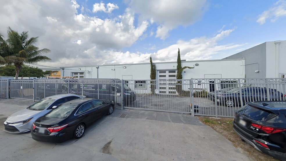 3241-3249 NW 38th St, Miami, FL for lease - Building Photo - Image 2 of 7