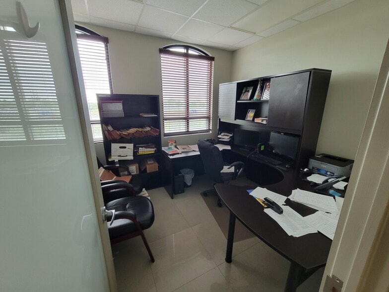 5599 S University Dr, Davie, FL for sale - Interior Photo - Image 2 of 34