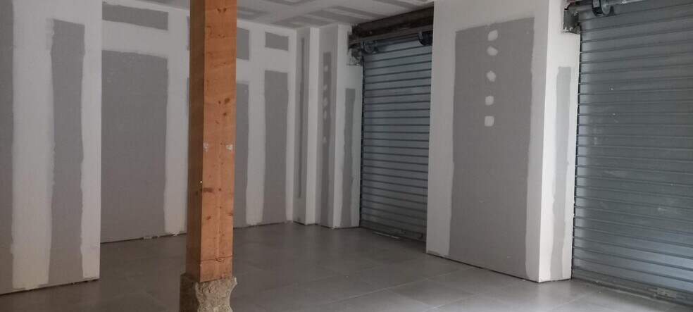 Retail in Granada for lease - Interior Photo - Image 2 of 8