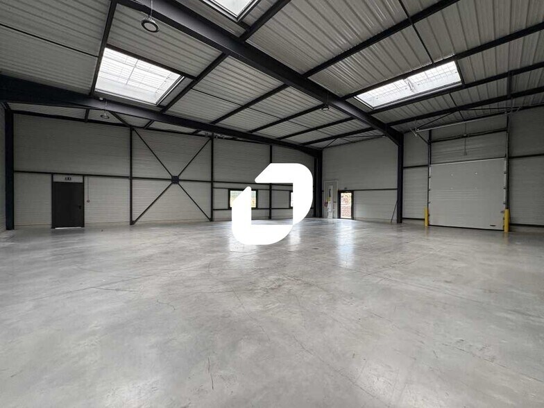 Flex in Dreux for lease - Interior Photo - Image 2 of 16