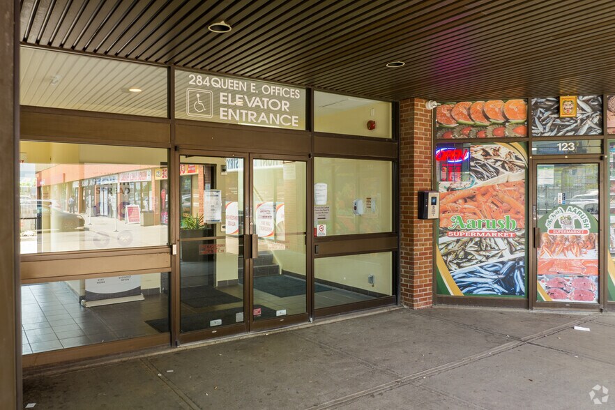 284 Queen St E, Brampton, ON à louer - Photo du bâtiment - Image 3 de 5