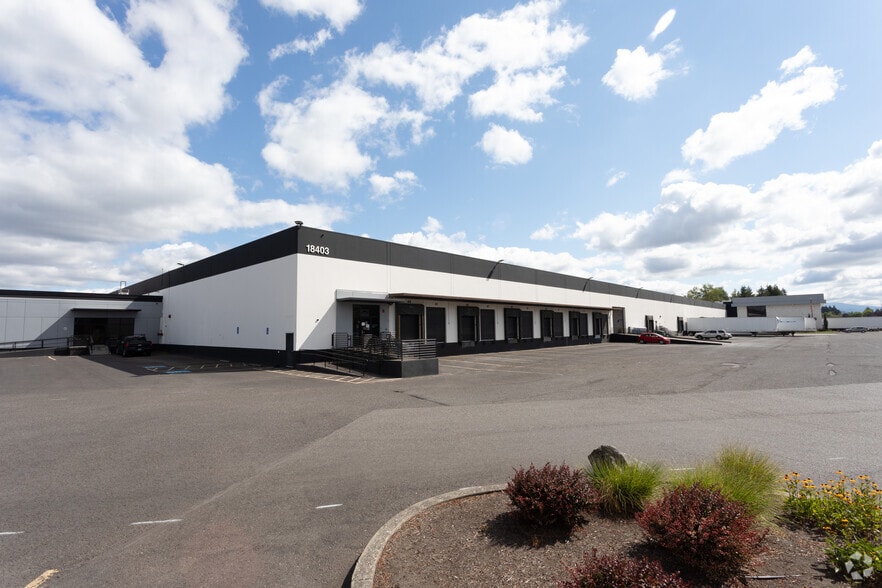 18285-18557 NE Halsey St, Portland, OR for lease - Building Photo - Image 3 of 4