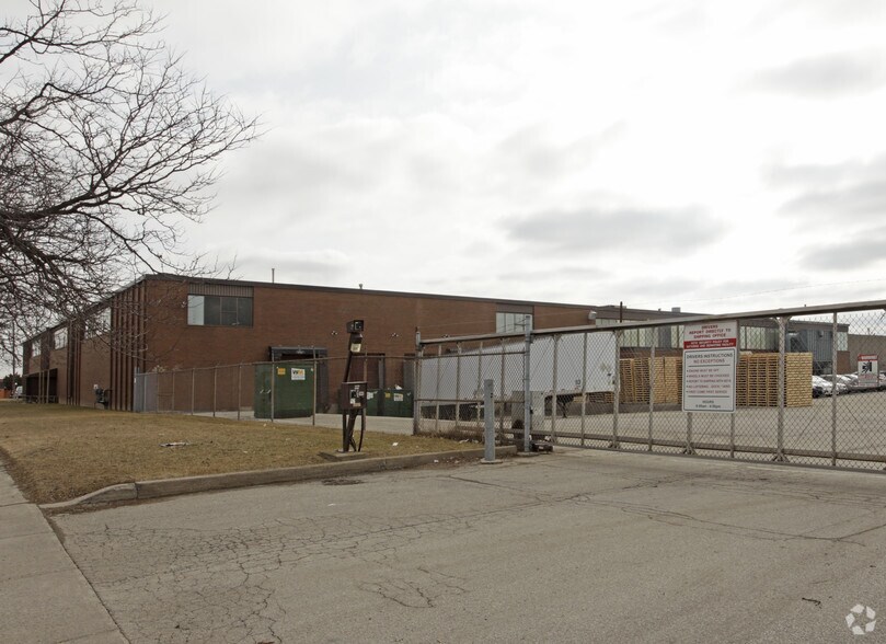 266 Humberline Dr, Toronto, ON à louer - Photo du bâtiment - Image 2 de 2