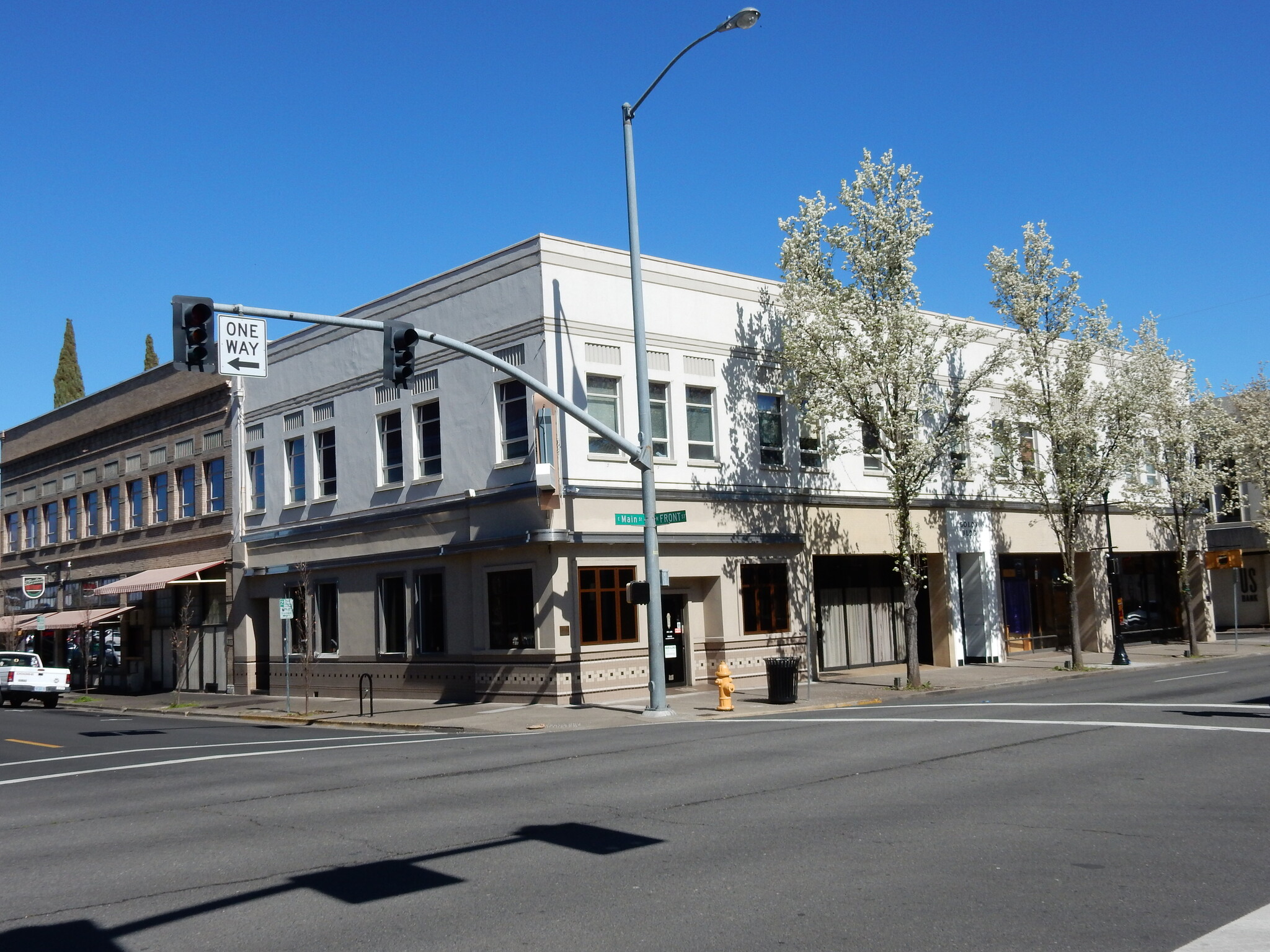 16 N Front St, Medford, OR à vendre Photo du bâtiment- Image 1 de 1