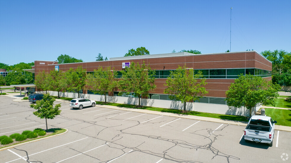 28300 Orchard Lake Rd, Farmington Hills, MI à louer - Photo du bâtiment - Image 2 de 7