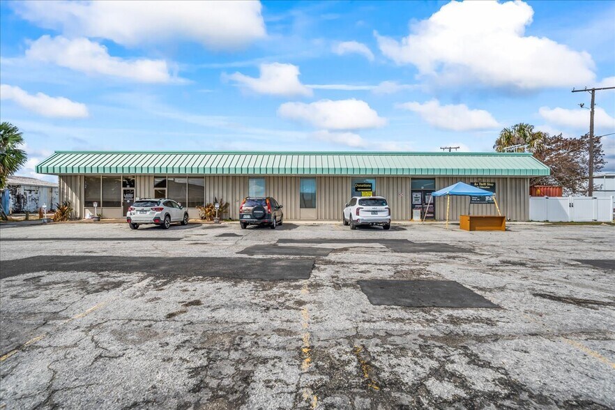 95-99 S Plumosa St, Merritt Island, FL à vendre - Photo du bâtiment - Image 1 de 46