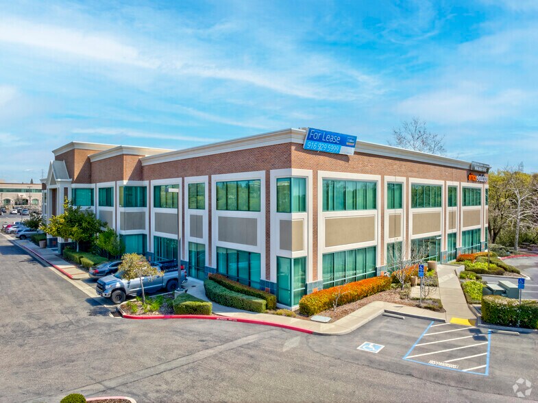 50 Iron Point Cir, Folsom, CA à louer - Photo du bâtiment - Image 2 de 8