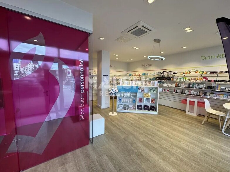 Retail in Tassin-la-Demi-Lune for lease - Interior Photo - Image 2 of 12