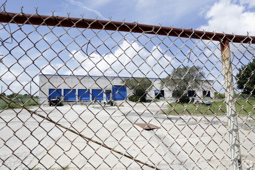 2550 Finfeather Rd, Bryan, TX à louer - Photo principale - Image 1 de 5