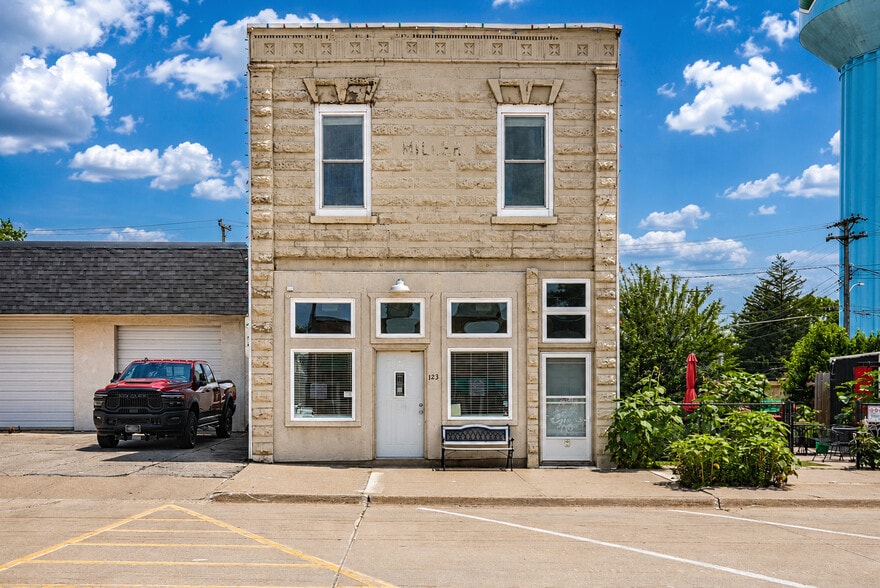 123 Center Ave N, Mitchellville, IA à louer - Photo du bâtiment - Image 2 de 26