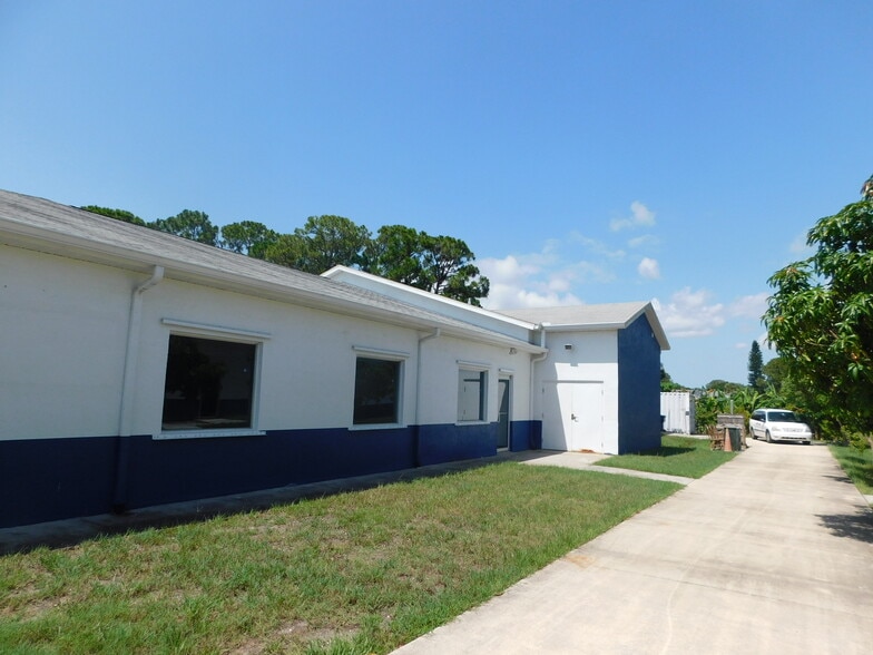 5060 Industry Dr, Melbourne, FL for lease - Building Photo - Image 2 of 26