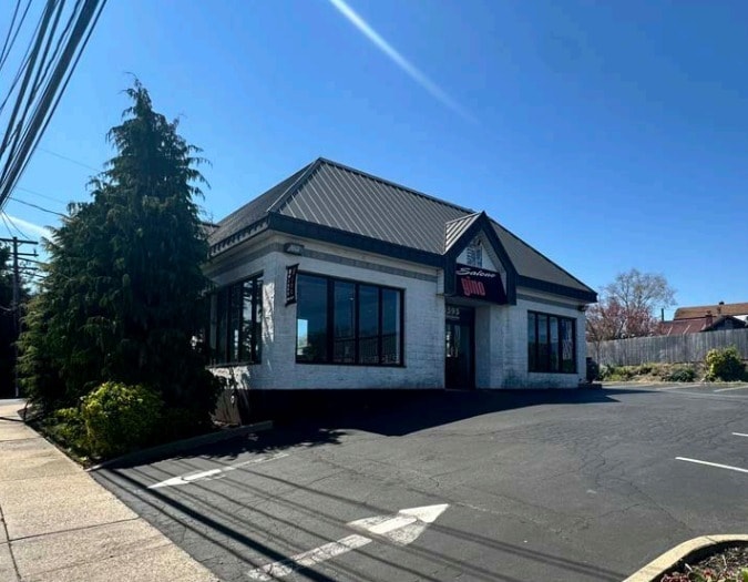 1595 Taylor Ave, Westbury, NY à louer - Photo du bâtiment - Image 2 de 6