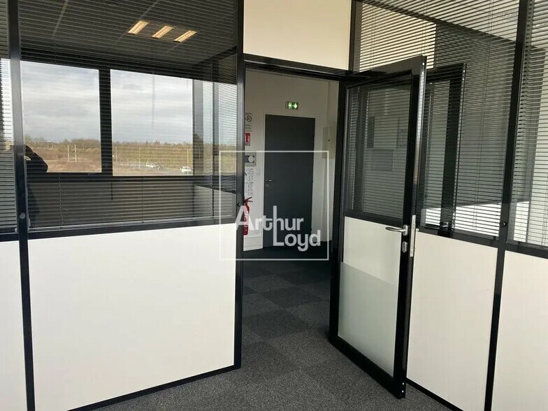 Office in Lieusaint for lease - Interior Photo - Image 3 of 4
