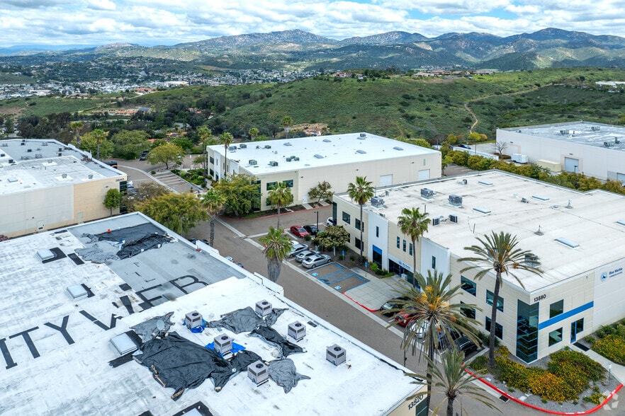 13860 Stowe Dr, Poway, CA à vendre - Photo du bâtiment - Image 2 de 8