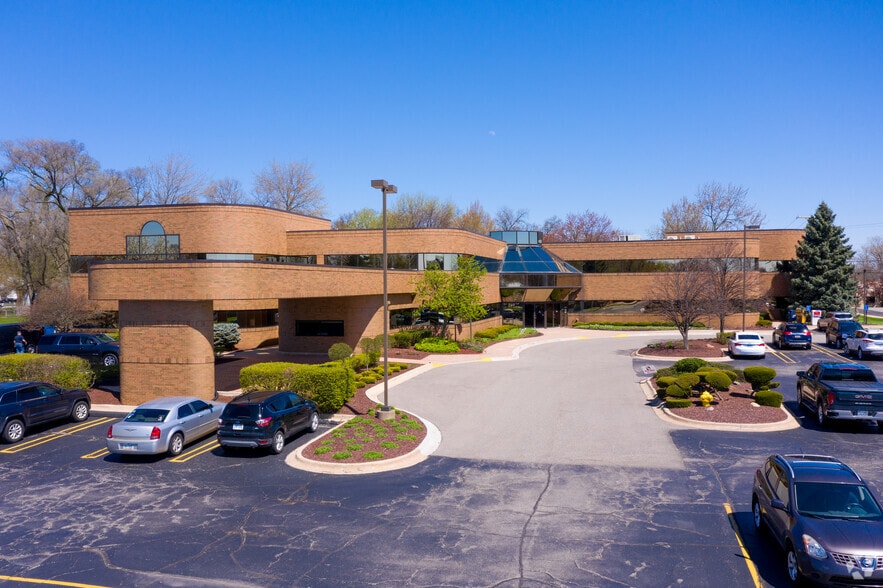 33300 5 Mile Rd, Livonia, MI à louer - Photo du bâtiment - Image 2 de 6