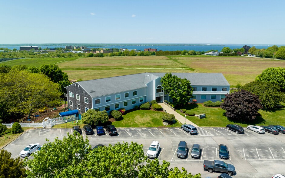 1272 W Main Rd, Middletown, RI à louer - Photo du bâtiment - Image 2 de 22