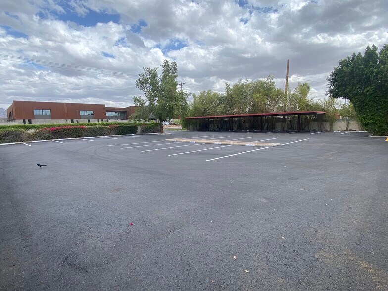 2701 E Osborn Rd, Phoenix, AZ à louer - Photo du bâtiment - Image 2 de 9