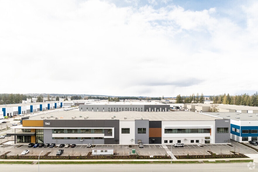 3353 194 St, Surrey, BC à louer - Aérien - Image 3 de 4