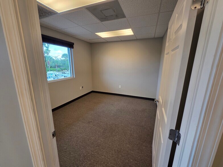 2781 Vista Pky, West Palm Beach, FL for sale - Building Photo - Image 3 of 11