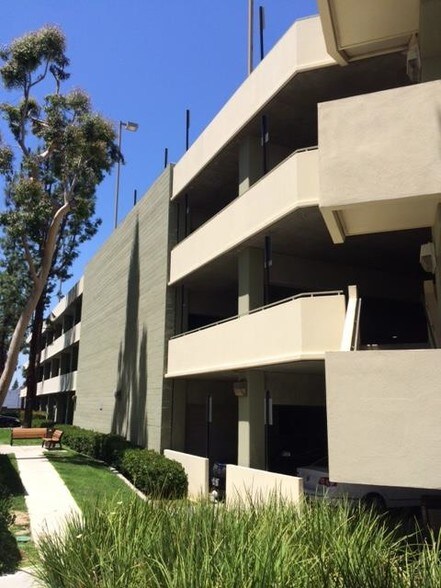 18370 Burbank Blvd, Tarzana, CA à louer - Photo du bâtiment - Image 2 de 12