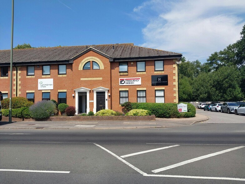 London Rd, Bagshot à louer - Photo du bâtiment - Image 2 de 6