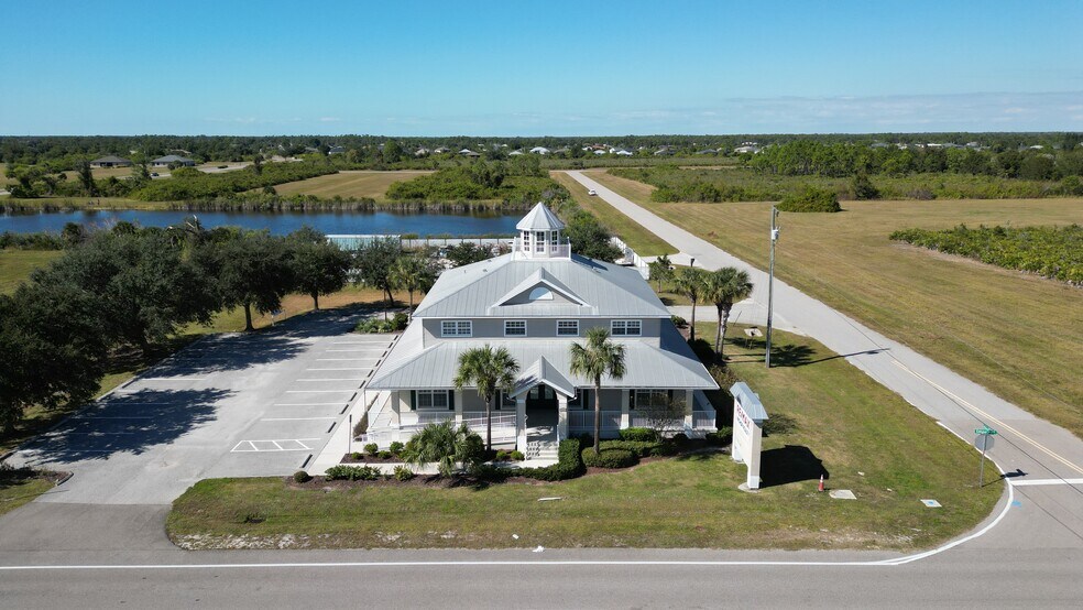 8379 Gasparilla Rd, Port Charlotte, FL à vendre - Photo du bâtiment - Image 1 de 18