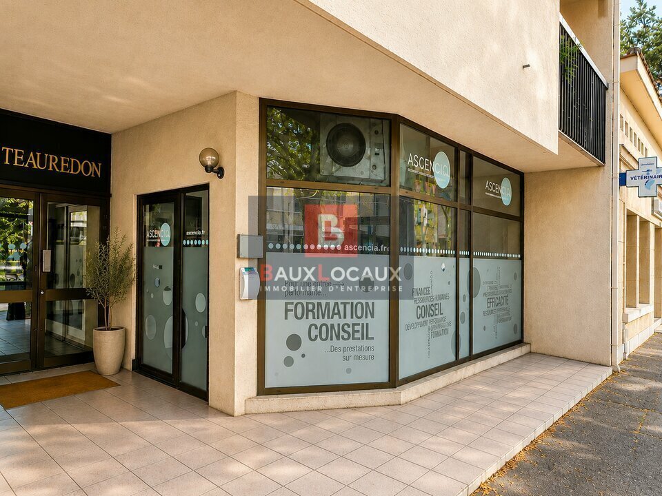 Retail in Salon-de-Provence for lease Building Photo- Image 1 of 7