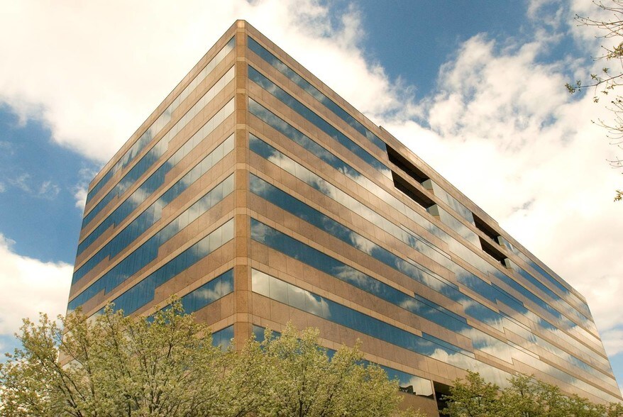 101 Wood Ave S, Iselin, NJ à louer - Photo du bâtiment - Image 3 de 9