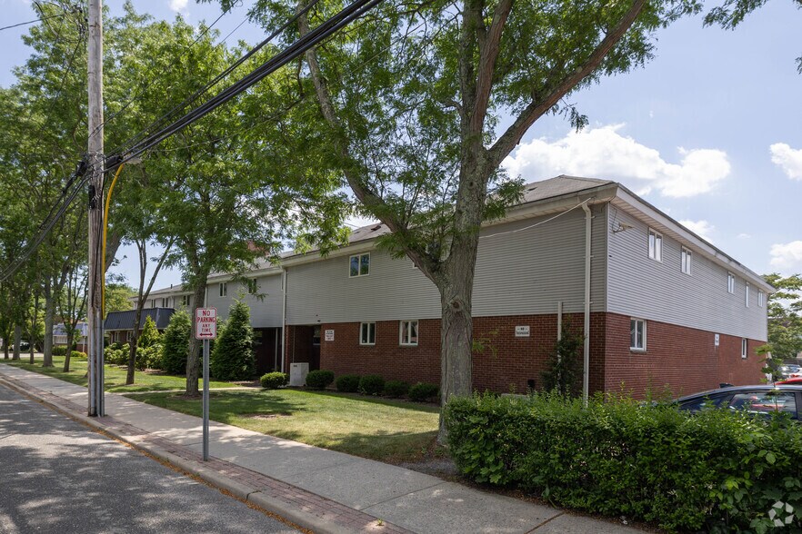375 E Main St, Bay Shore, NY à louer - Photo du bâtiment - Image 3 de 17
