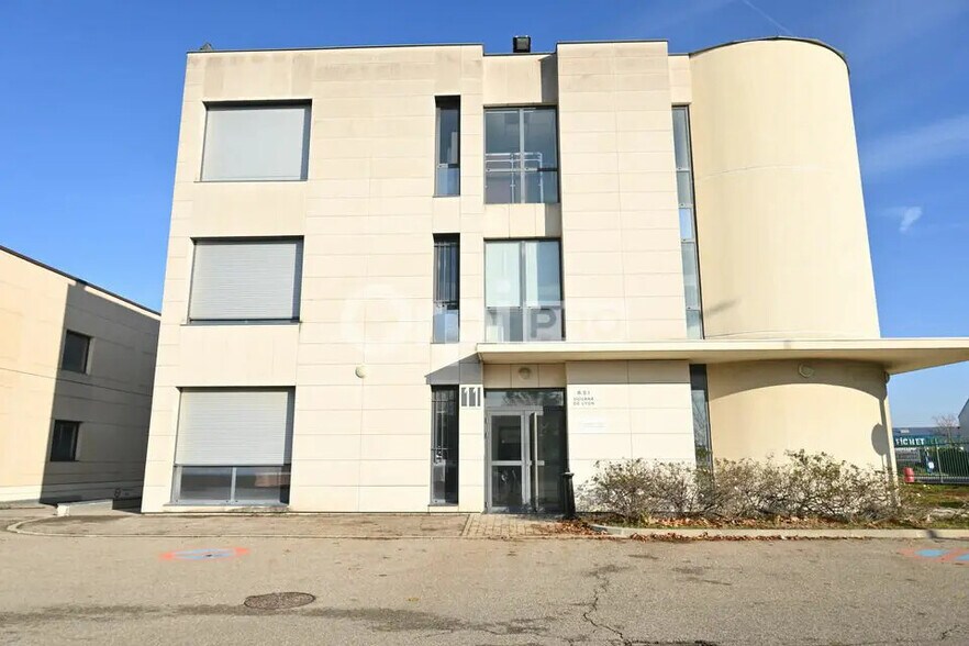 Office in Chassieu for lease - Building Photo - Image 2 of 8