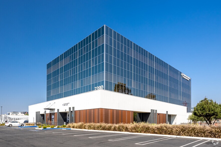 2390 E Orangewood Ave, Anaheim, CA à louer - Photo du bâtiment - Image 3 de 6