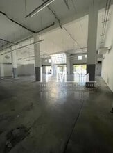 Retail in Aubagne for lease Interior Photo- Image 2 of 8