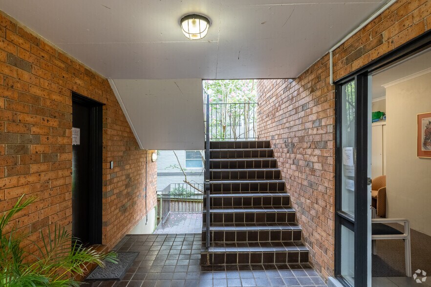 67 Burns Bay Rd, Lane Cove à louer - Photo du bâtiment - Image 3 de 7