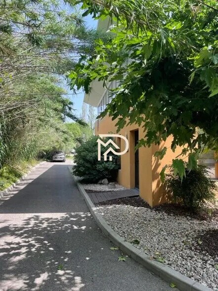 Office in Aubagne for lease - Building Photo - Image 3 of 4