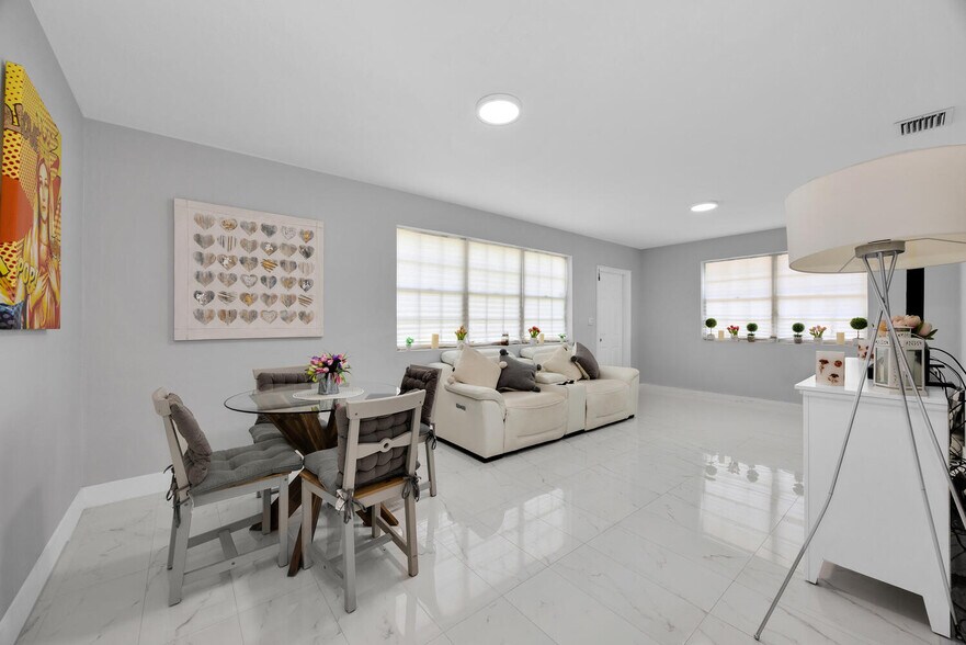 10502 SW 77th Ct, Miami, FL à vendre - Photo du bâtiment - Image 2 de 24