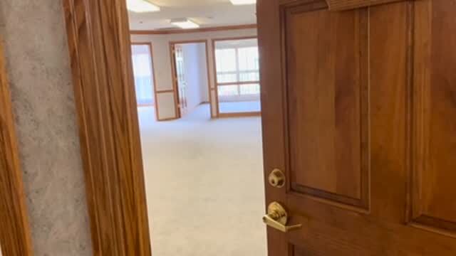 1009 W Glen Oaks Ln, Mequon, WI à vendre - Vidéo sur l’inscription commerciale - Image 3 de 10