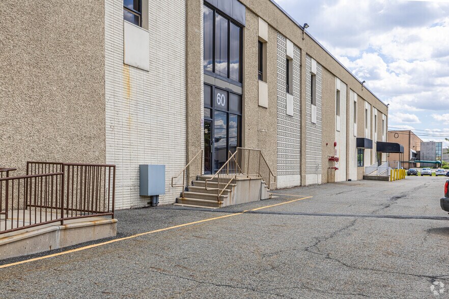 60 Enterprise Ave, Secaucus, NJ à louer - Photo du bâtiment - Image 3 de 6
