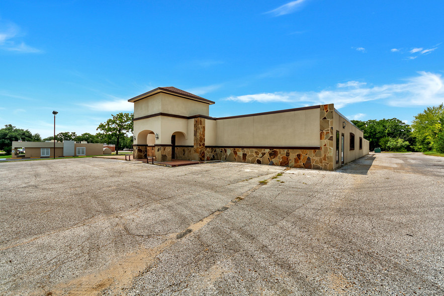 2001 S Austin Ave, Denison, TX à louer - Photo du bâtiment - Image 3 de 35