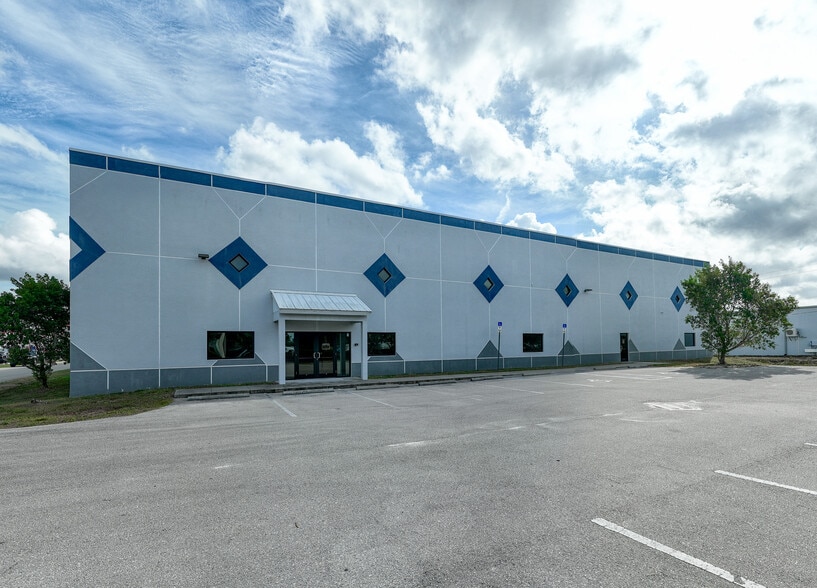 6150 Metro Plex Dr, Fort Myers, FL à vendre - Photo du bâtiment - Image 2 de 12